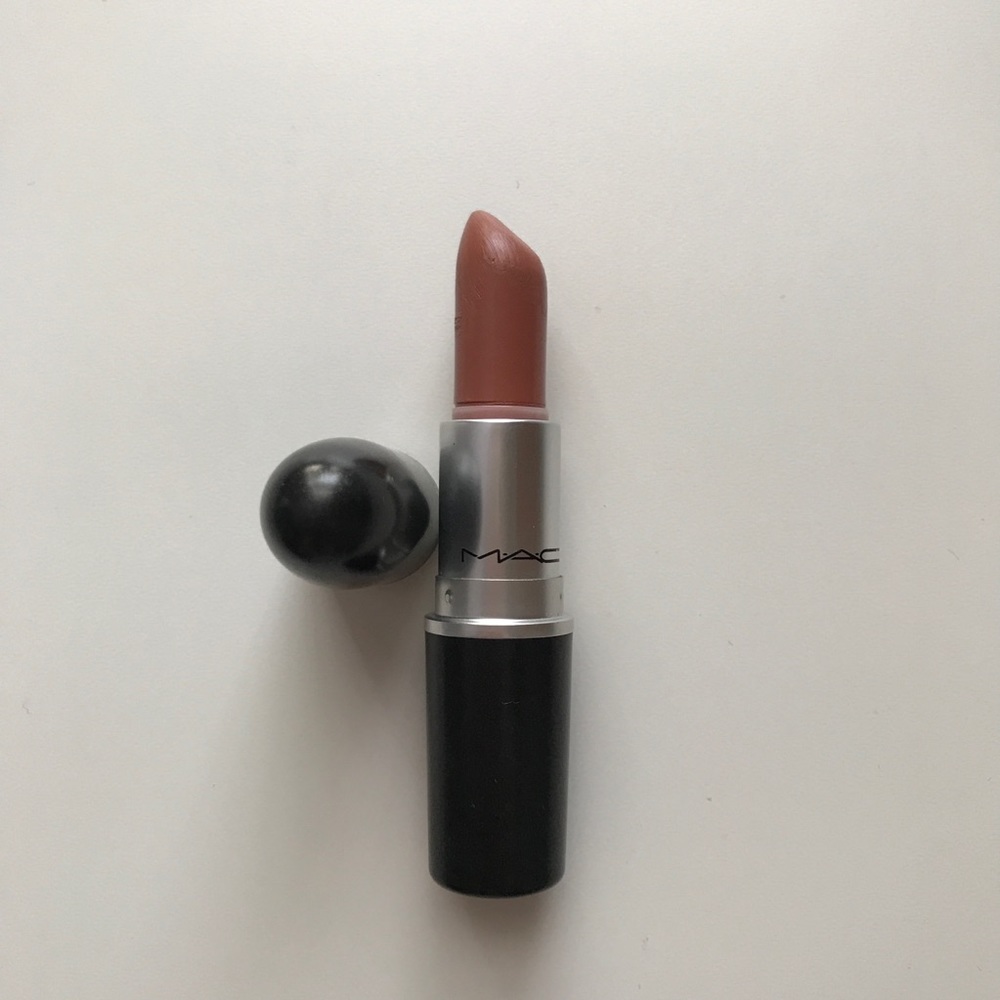 MAC Cosmetics Cremesheen lipstick “Pillow talk”